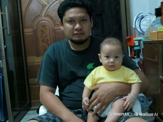 Cozy Indoor Scene: Man Bounces Baby on Lap – AI Generated Video | Hailuo AI