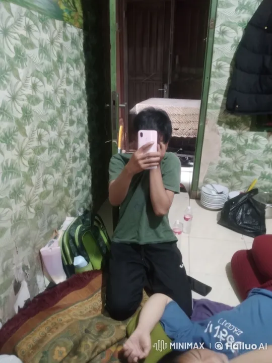 Young Person Surprised by Minion with Banana in Animated Video – AI Generated Video | Hailuo AI
