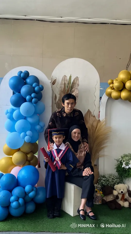 Graduating Child Showcases Martial Arts Prowess in Live2D Video – AI Generated Video | Hailuo AI
