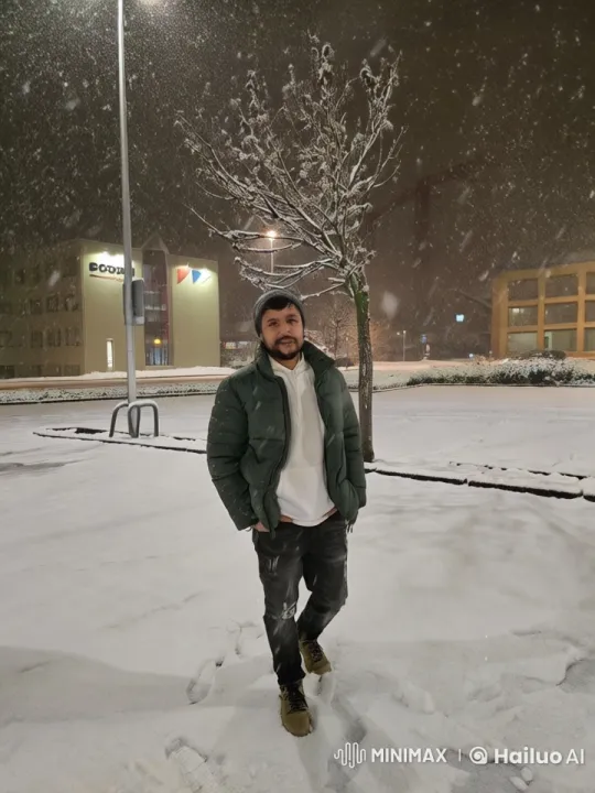 Urban Snowy Night: Young Man's Flight and Fight with Hulk – AI Generated Video | Hailuo AI
