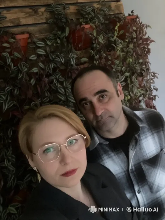 Affectionate Kiss in a Verdant Garden Setting – AI Generated Video | Hailuo AI