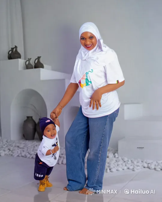 Live2D: Woman and Child Practicing Kungfu in Modern Room – AI Generated Video | Hailuo AI