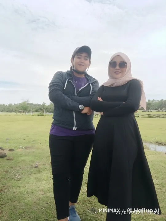 Casual Hijab-Wearing Women Practicing Kung Fu in Live2D Animation – AI Generated Video | Hailuo AI