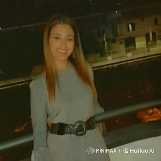 Queen on Balcony: Elegant Nighttime Scene – AI Generated Video | Hailuo AI