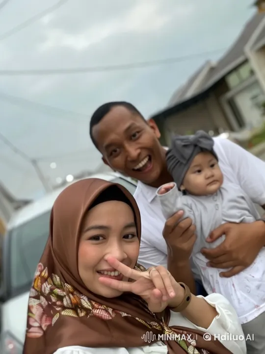 Family Demonstrates Energetic Kung Fu Skills in Suburban Setting – AI Generated Video | Hailuo AI