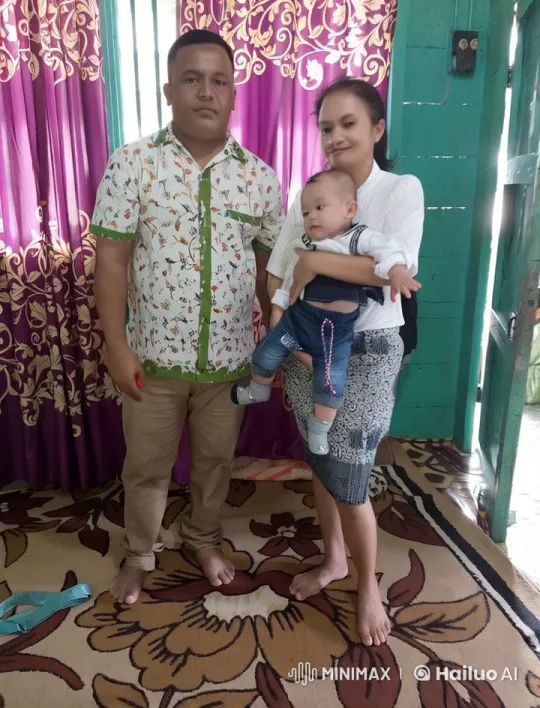 Family Embraces Baby in Cozy, Festive Setting – AI Generated Video | Hailuo AI