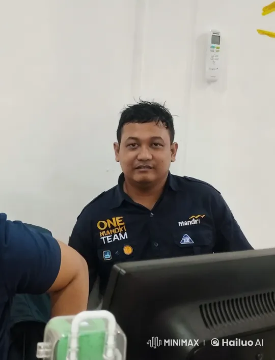 Friendly Man in Mandiri TEAM Uniform Waves – AI Generated Video | Hailuo AI