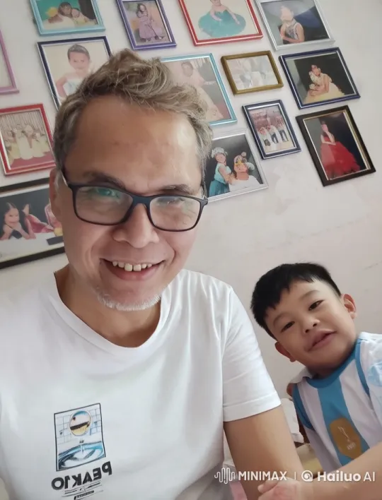 Friends Mimic Kung-fu Scenes in Decorated Room – AI Generated Video | Hailuo AI