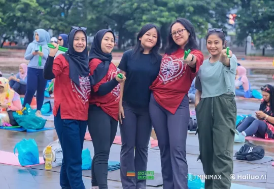 Women Practicing Martial Arts in Energetic Outdoor Session – AI Generated Video | Hailuo AI