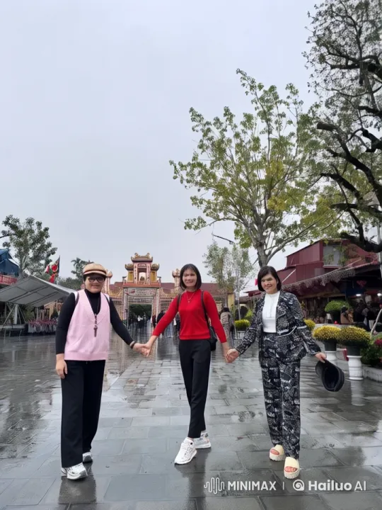 Joyful Friends on Wet Stone Walkway in Colorful Market – AI Generated Video | Hailuo AI