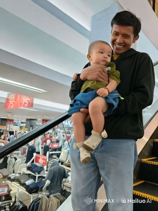 Young Man and Child Perform Kung Fu on Escalator in Shopping Mall – AI Generated Video | Hailuo AI