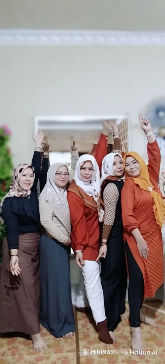 Six Women in Animated Kung Fu Poses with Live2D – AI Generated Video | Hailuo AI