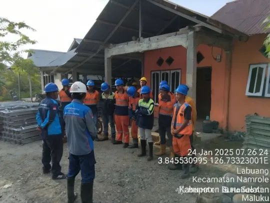 Workers Gathered for Briefing Turn to Gunfight – AI Generated Video | Hailuo AI