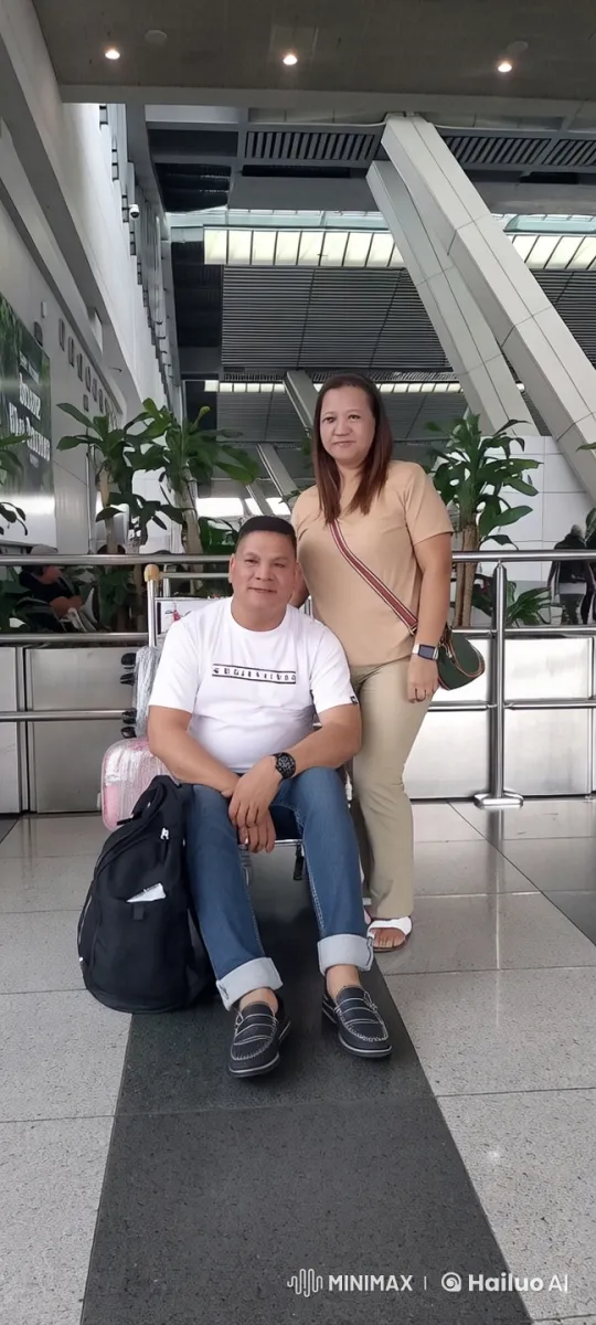 Airport Terminal: Couple's Playful Dance Moment – AI Generated Video | Hailuo AI