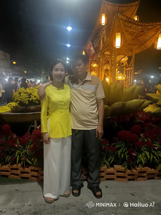 Traditional Couple Battles in Vibrant Night Market Setting – AI Generated Video | Hailuo AI