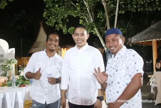 Night Gathering: Men Display Kung Fu Skills in Outdoor Setting – AI Generated Video | Hailuo AI