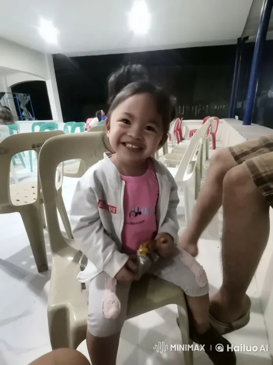 Child Interacts in Bright Hall with Casual Atmosphere – AI Generated Video | Hailuo AI