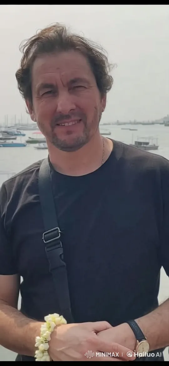 Man Discusses Love Against Seaside Background in Live2D Animation – AI Generated Video | Hailuo AI