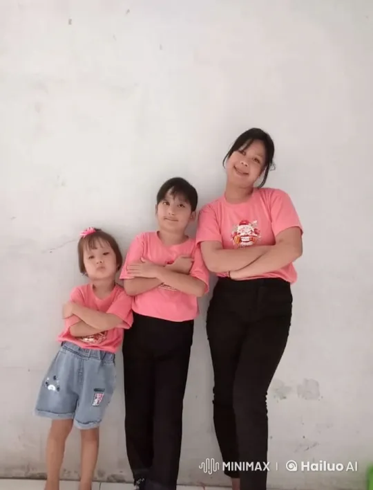 Animated Family Kung Fu Performance in Minimalist Setting – AI Generated Video | Hailuo AI