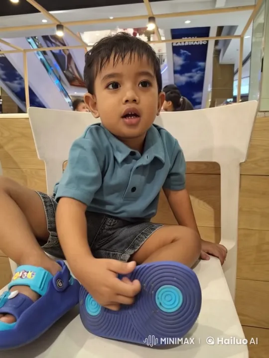 Child Shows Off Sandals in Shopping Mall Scene – AI Generated Video | Hailuo AI