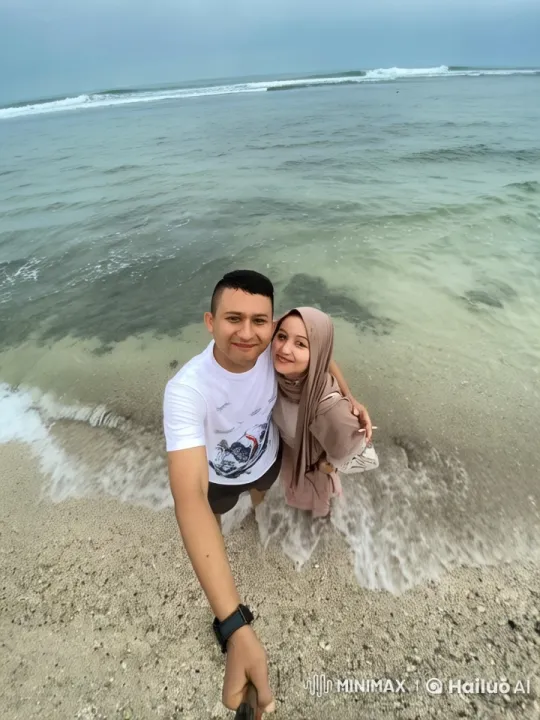 Couple's Live2D Animated Beach Kung Fu Hug – AI Generated Video | Hailuo AI
