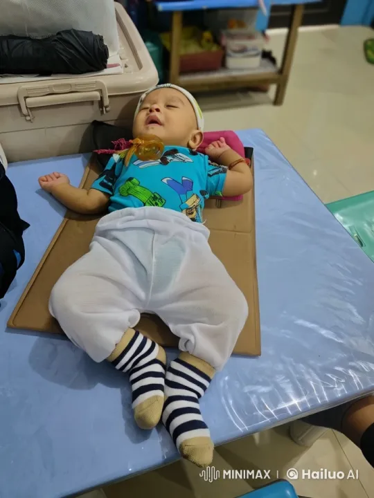 Baby's Playful Air Punching in Live2D Animation – AI Generated Video | Hailuo AI
