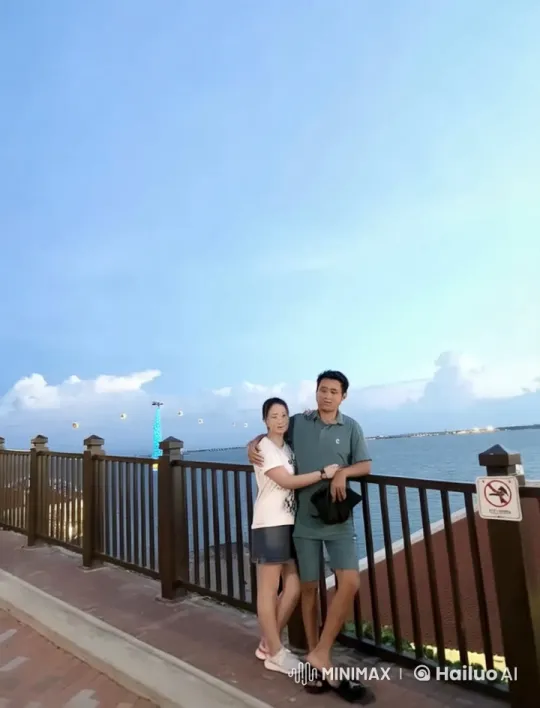 Casual Couple Engages in Graceful Combat on Seaside Promenade – AI Generated Video | Hailuo AI