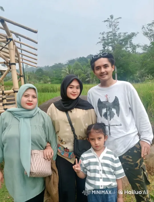 Family Poses in Lush Green Environment with Subtle Movements – AI Generated Video | Hailuo AI