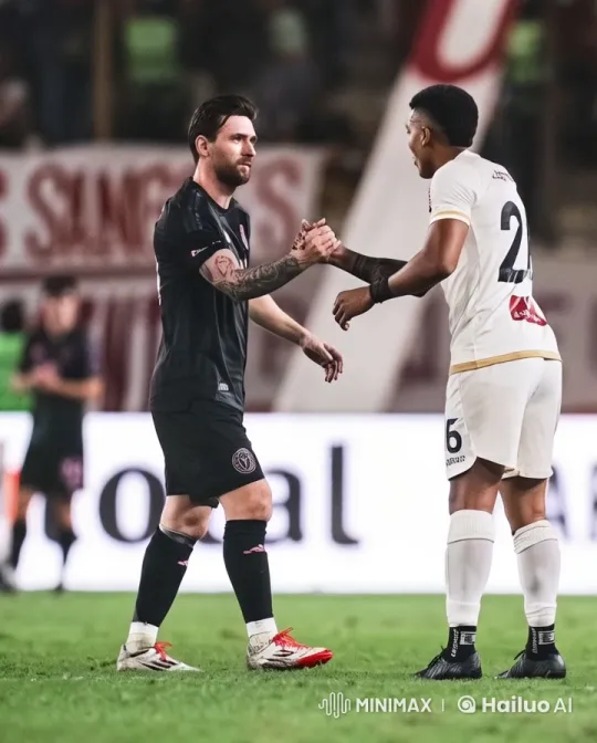 Athletes Share Intimate Moment on Soccer Field – AI Generated Video | Hailuo AI