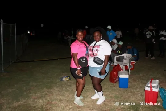 Night Scene with Two Women in Dimly Lit Outdoor Area – AI Generated Video | Hailuo AI