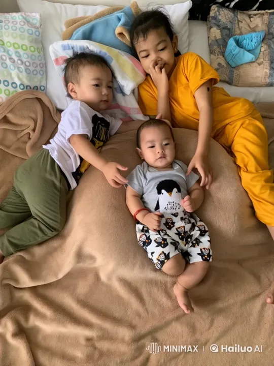 Children in Colorful Outfits Practicing Kung Fu in Bed – AI Generated Video | Hailuo AI