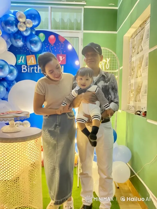 Family Celebrates Child's Birthday with Joyful Kung Fu Performance – AI Generated Video | Hailuo AI