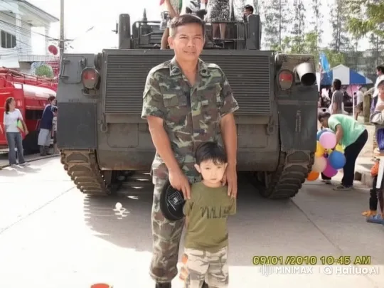 Soldier and Child Perform Animated Kungfu in Live2D Video – AI Generated Video | Hailuo AI