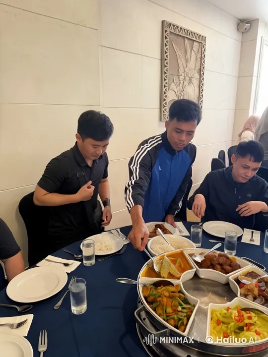 Animated Dining Scene: Friends Enjoy Meal and Playful Boxing – AI Generated Video | Hailuo AI