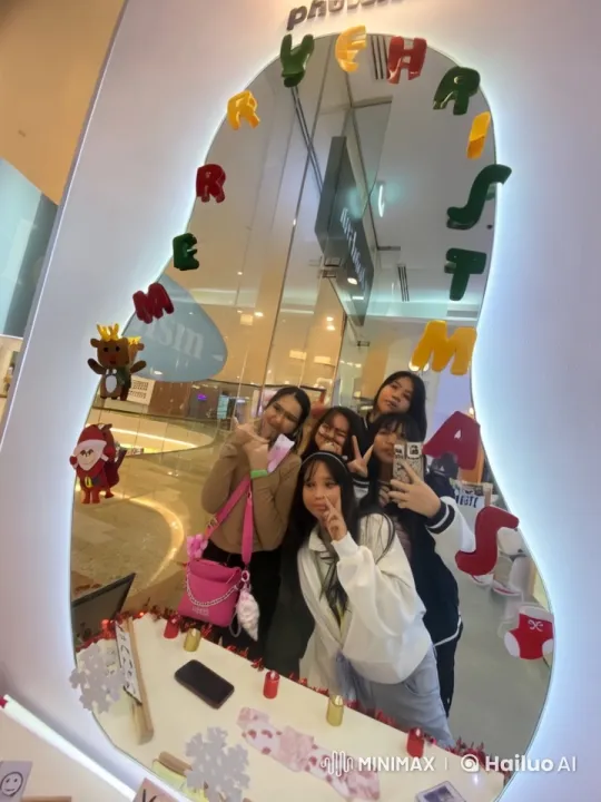 Christmas Mirror: Friends' Festive Kung Fu Fun – AI Generated Video | Hailuo AI