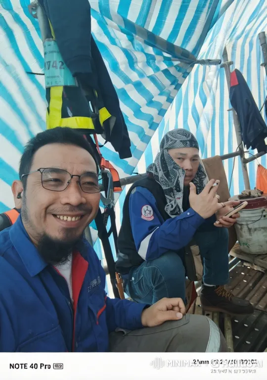 Construction Workers Engage in Live2D Kungfu Showdown – AI Generated Video | Hailuo AI