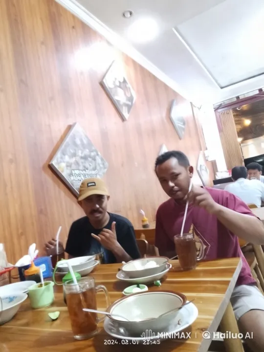 Animated Debate with Kung Fu Flair in a Lively Restaurant – AI Generated Video | Hailuo AI