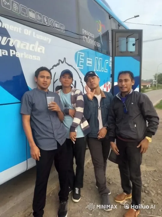Four friends spontaneously start a kungfu battle in front of a bus – AI Generated Video | Hailuo AI