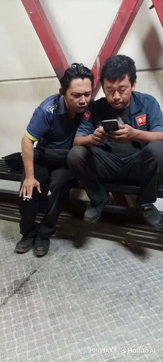 Dynamic Kungfu Fight Between Two Men on Bench – AI Generated Video | Hailuo AI