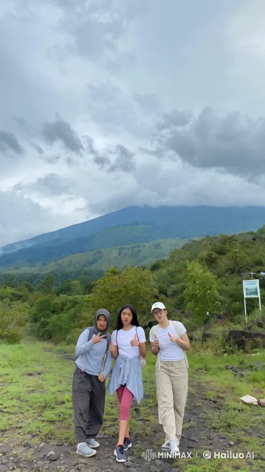 Three Friends Perform Kungfu on a Mountain Path – AI Generated Video | Hailuo AI