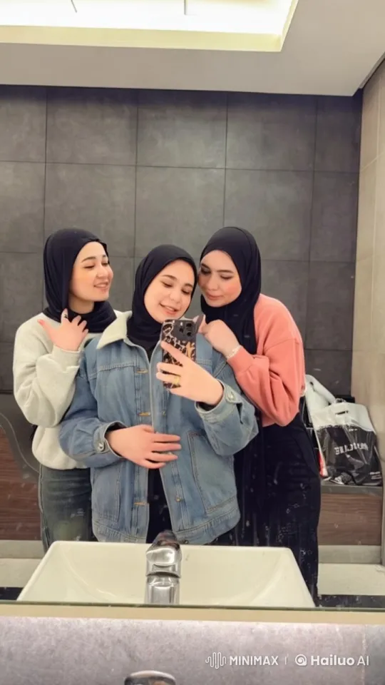Live2D Video: Characters in Bathroom Mirror Engage in AK-47 Gunfight – AI Generated Video | Hailuo AI