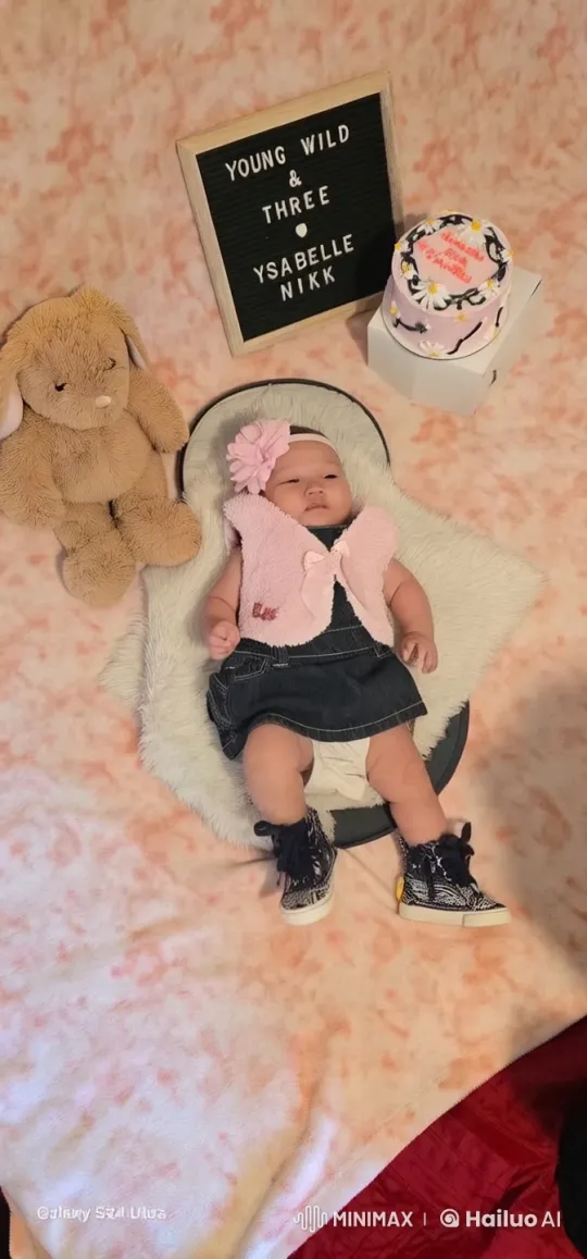 Baby Dances Joyfully with Support – AI Generated Video | Hailuo AI