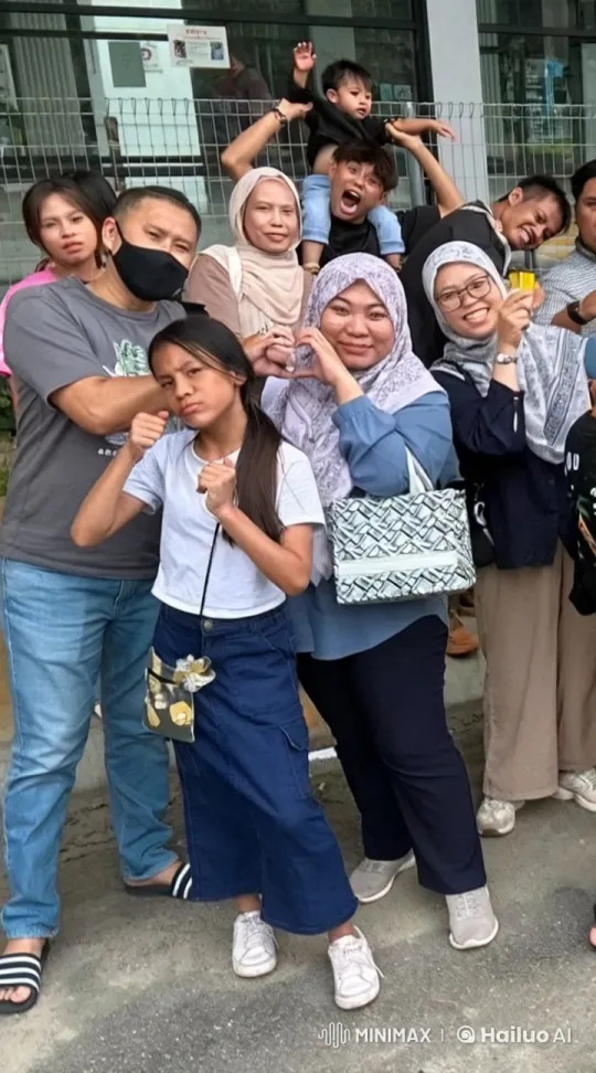 Group Enjoys Playful Kungfu Outdoors – AI Generated Video | Hailuo AI