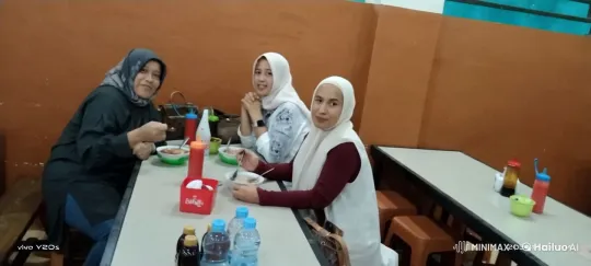 Martial Arts Surprise in Cozy Restaurant Setting – AI Generated Video | Hailuo AI