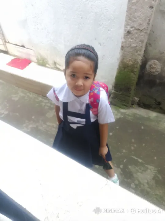 Child and Minion Share Heartwarming Encounter in Alleyway – AI Generated Video | Hailuo AI