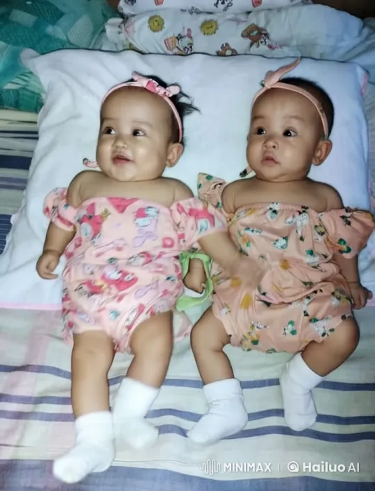 Babies' Playful Dance and Pretend Fight in Live2D Animation – AI Generated Video | Hailuo AI