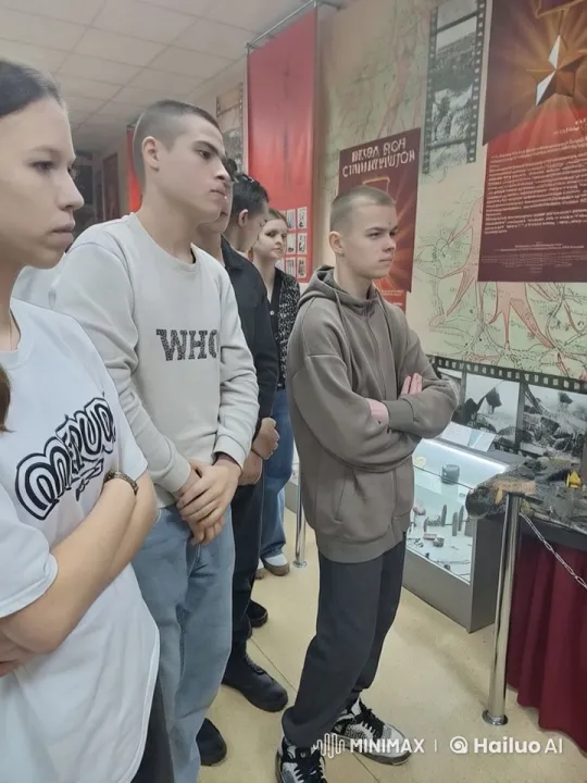 Four Observers Engage with Battle of Stalingrad Exhibit – AI Generated Video | Hailuo AI
