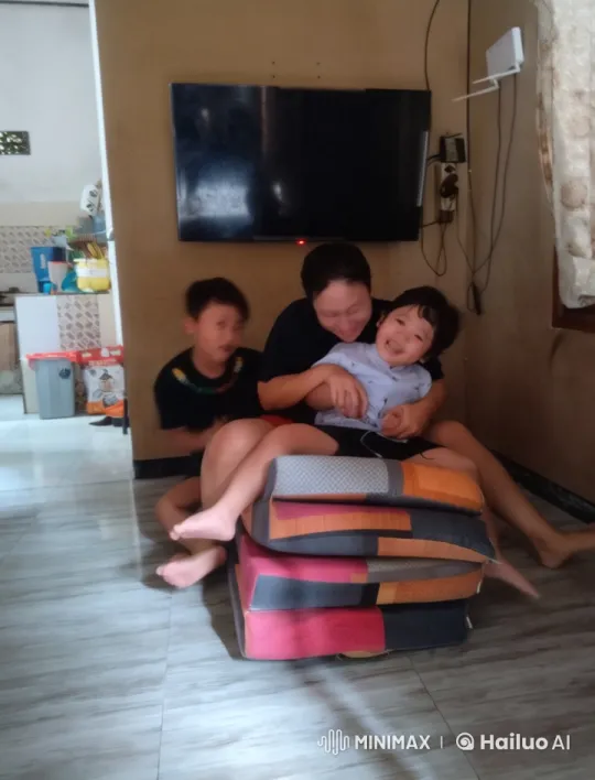 Children's Energetic Kung Fu in Cozy Living Room – AI Generated Video | Hailuo AI