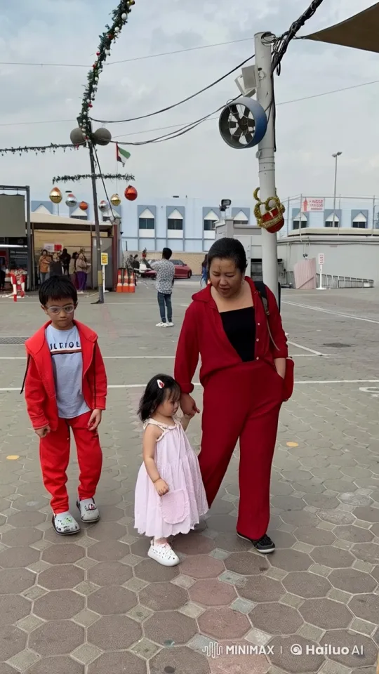 Family Celebration with Festive Playfulness – AI Generated Video | Hailuo AI