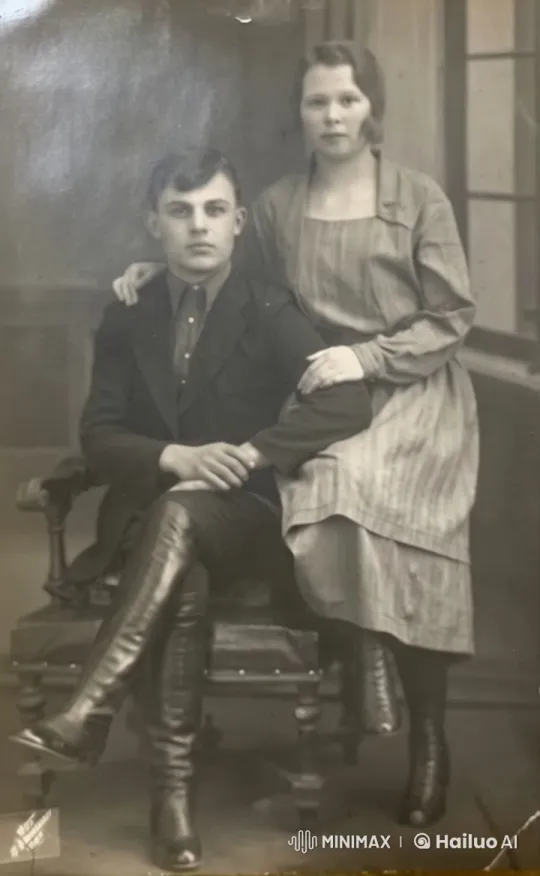 Live2D Animation Revitalizes Vintage Couple's Tender Moment – AI Generated Video | Hailuo AI